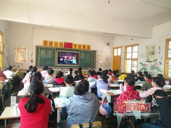 新宁县水庙中学积极组织学生观看禁毒教育宣传片