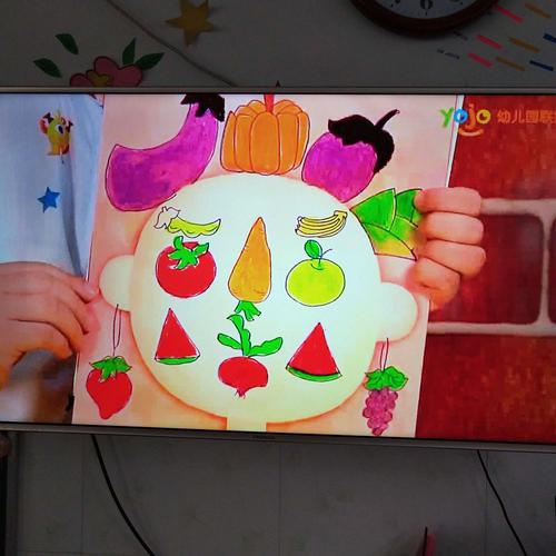 今天我们大三班的小朋友也来当一次大师!来用水果创作一张有趣的脸!