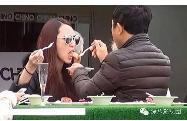 狗仔还拍到了纪晓波喂东西给吴佩慈吃的镜头,喂了六次!