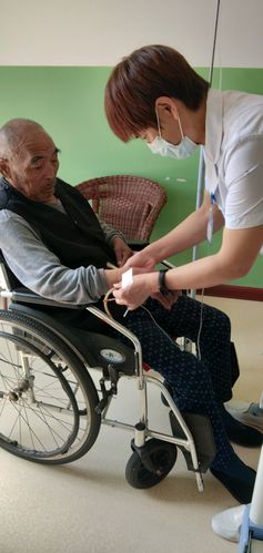 给老人输液