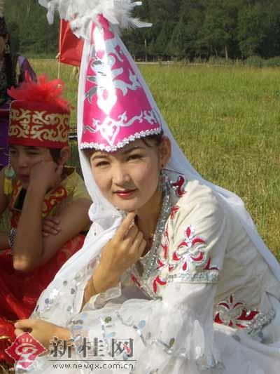 哈萨克姑娘服饰新疆哈萨克姑娘哈萨克马; 56个民族56朵花--请务必站好
