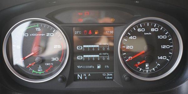 盘显示发动机转速,右边显示车辆速度,中间的显示屏显示气压,尿素溶液