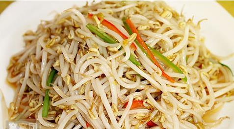 炒豆芽时加照顾,保证你也觉得好吃,一上桌筷子都停不了