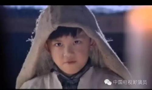 《生死谍恋》中的吴磊继续扮演着"国民好儿子"的角色.