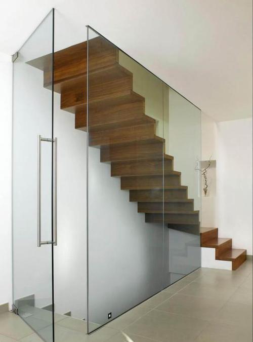 楼梯口装推拉门多花5000块也值,开合不占地,楼上楼下分2家