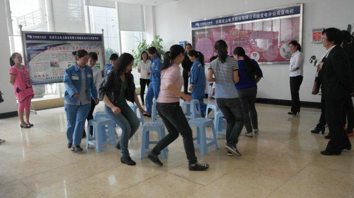 活动形式多样,内容丰富,一是通过宣传栏,发送短信的形式,向广大女职工