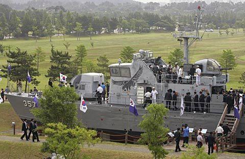 2002年韩国被朝鲜5枚85毫米坦克炮弹击沉的357号"虎头海雕"警备艇