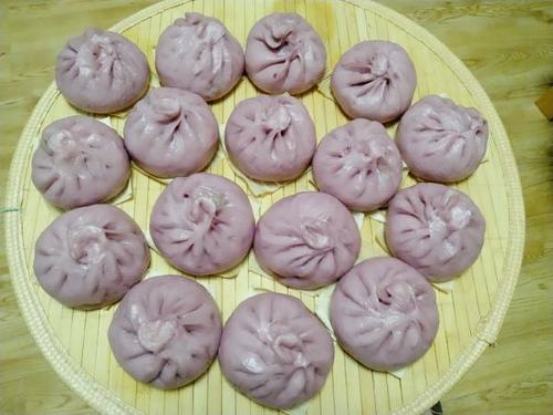 开心老顽童做的槐花地瓜面包子