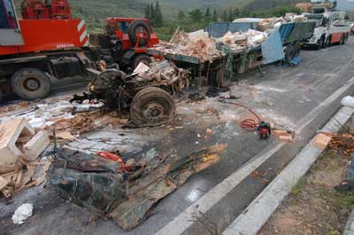 福银高速公路21辆车连环相撞 造成6人死亡7人重伤