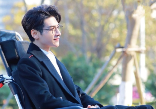 罗云熙《良言写意》轮椅路透,黑色大衣配眼镜,病娇男主太带感了