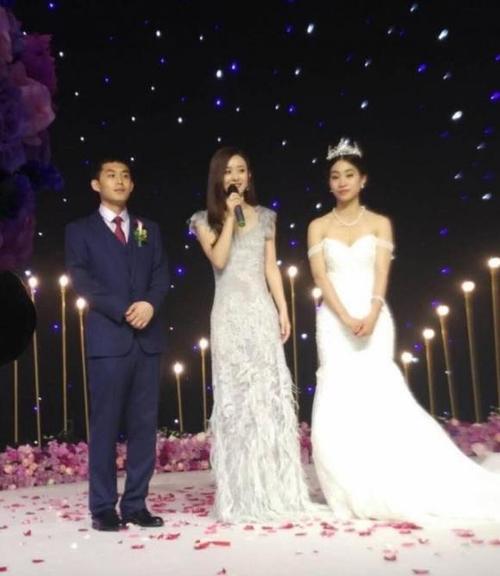 赵丽颖和弟弟赵建飞合影,被误认为是情侣