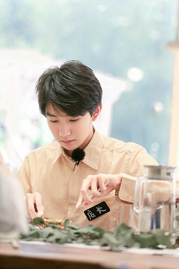 组图:《青旅》王源升级变店长 穿工作服系围裙生活气息十足