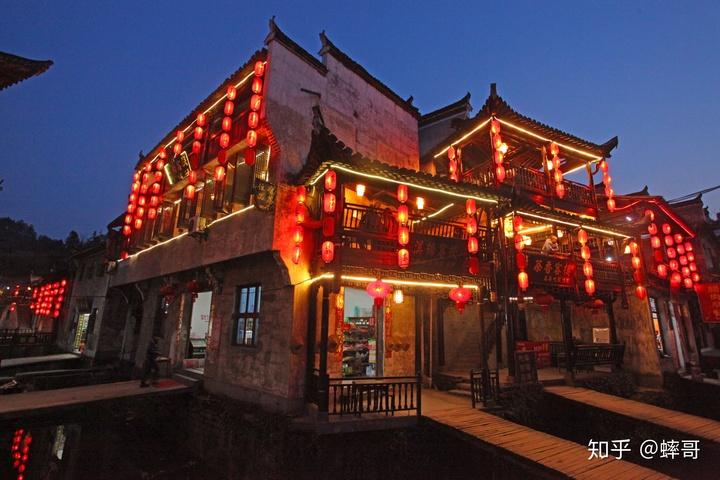 婺源李坑夜景,行走在灯火阑珊的夜幕中