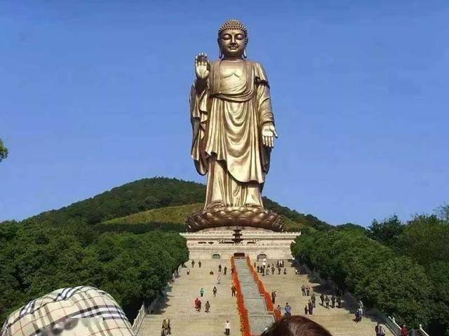 九华山自古以来都是我国著名的佛教圣山,整座佛像高99米,象征着九华山