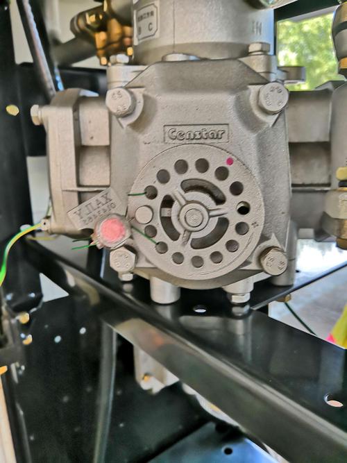 看加油机流量计的铅封是否完好.