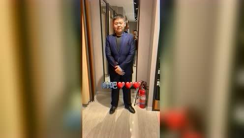 想过688斤的浩南穿西装的样子吗