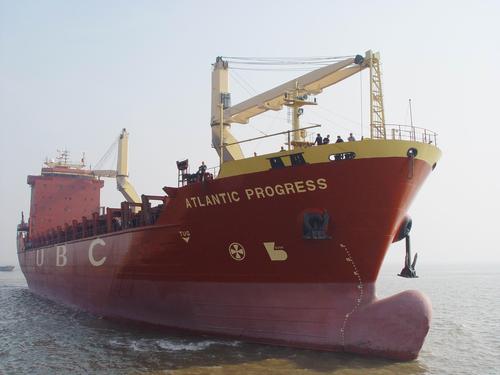 货轮(船舶)运送货物的轮船叫货轮.