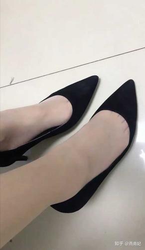 出席正式场合穿高跟鞋配肉色丝袜好还是光腿好?