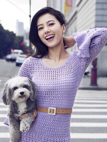 41岁高圆圆近照双手遮肚,此前拍写真小腹隆起,怀二胎还是吃胖了