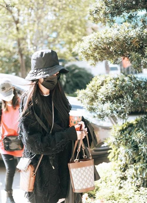 杨幂奢侈品包包一背就是三,被网友喻为"行走的钞票"!