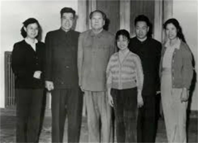 邵华和姐姐刘思齐珍贵合影旧照姐妹情深亲情浓浓