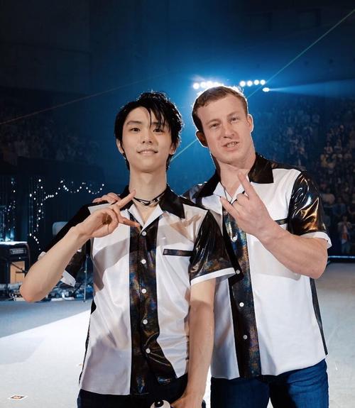 羽生结弦近期动态:比赛中变身优雅骑士,场外拍照搞怪