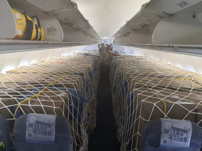 华夏航空"客改货"运送防疫物资 助力新疆疫情防控