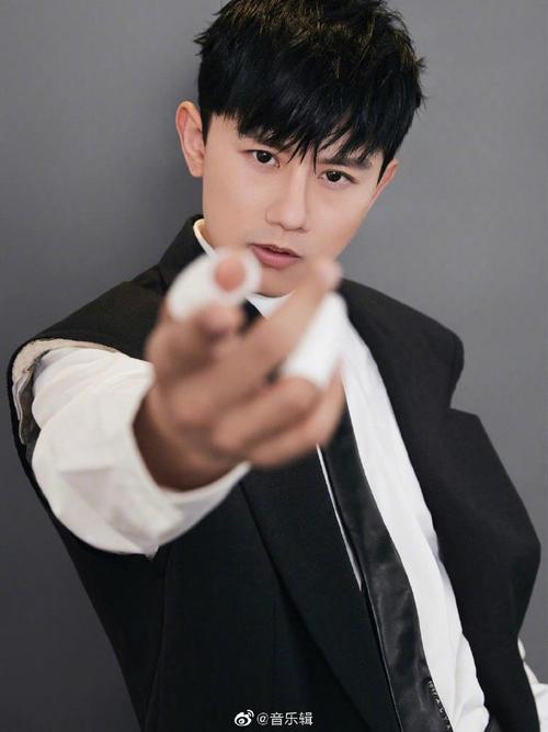 助手镜头下的张杰# 看得出来张杰太喜欢助手拍的这组照片了,虽然抓拍