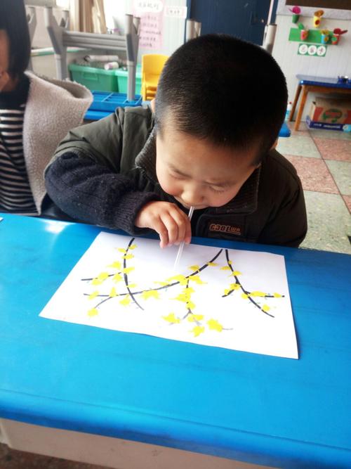 学前班周五手工课水粉吹画《迎春花》
