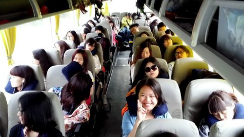 学生们兴高采烈地乘上大巴汽车去杭州火车东站,再乘火车赴南宁