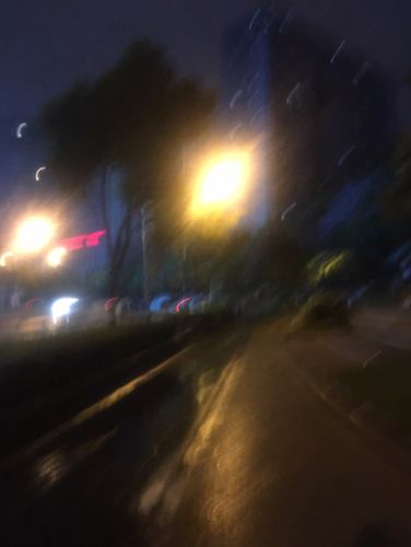 跑了一半,突然下雨,本想打车回家,但是想想每天都忙着装成熟,索性就