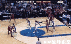 詹姆斯在投进三分球之后,上演了一个夸张的庆祝动作,张开双臂模仿螃蟹