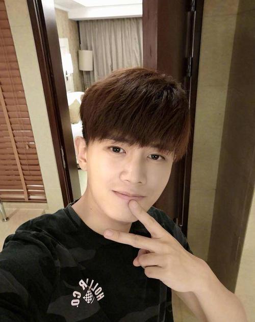 不怕嘉伦爱耍帅,就怕国超爱比耶,比耶的国超你爱了吗?