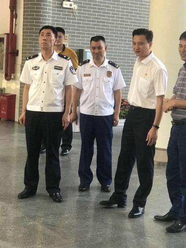 市公安局纪检组组长张松深入光明区高级中学检查高考前消防安保工作