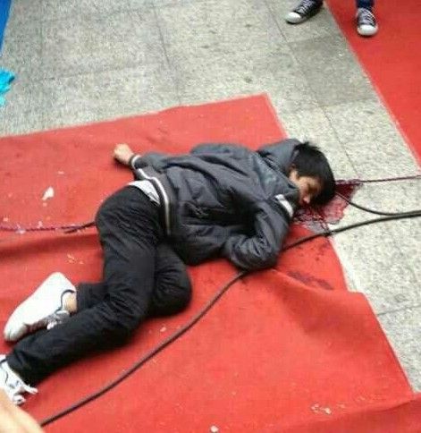 11月16日广西打架斗殴事件中学生被捅死30多.