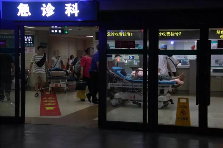 图集| 凌晨两点,我们拍到了顺义急诊科的这一幕幕