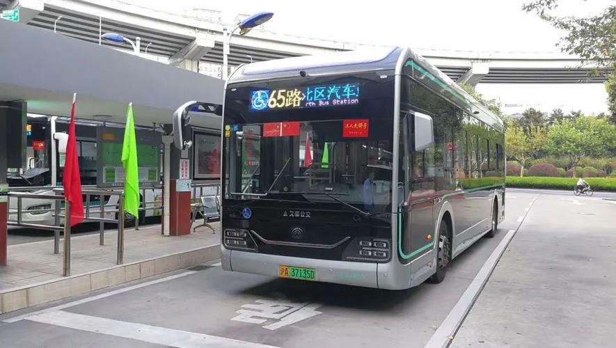 65路途经上海大学市北附属中学,市北初级中学,市北中学,上海市民办