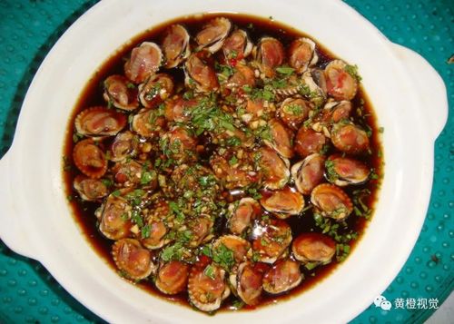 血蚶的两壳表面如瓦屋棱,呈散射形.