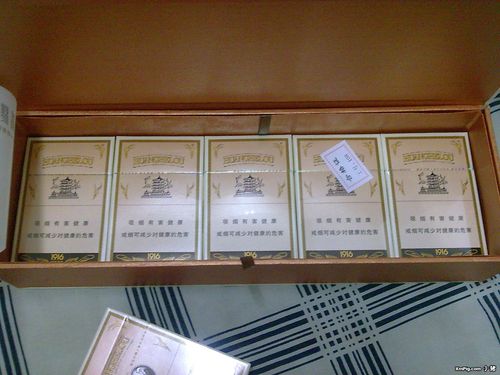 代友发:出几条朋友老爸抽不完的高档香烟.黄鹤楼1916