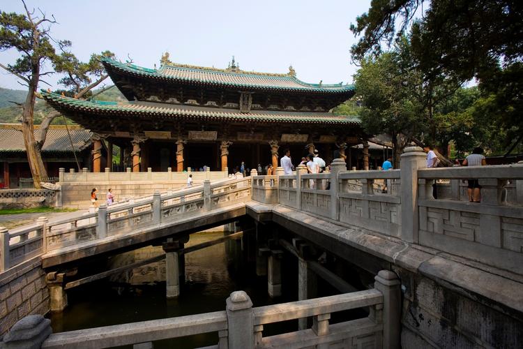 晋祠,原名为晋王祠,初名唐叔虞祠,是为纪念晋国开国诸侯唐叔虞(后被