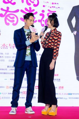 陈伟霆(左),唐艺昕(又)