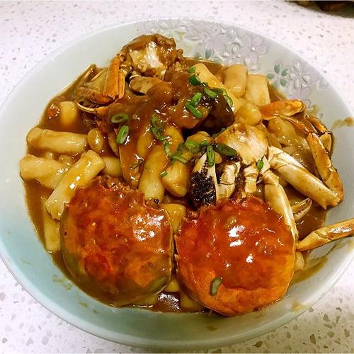 蟹炒年糕是由螃蟹,年糕为主要食材做成的一道美食,属于家常菜.