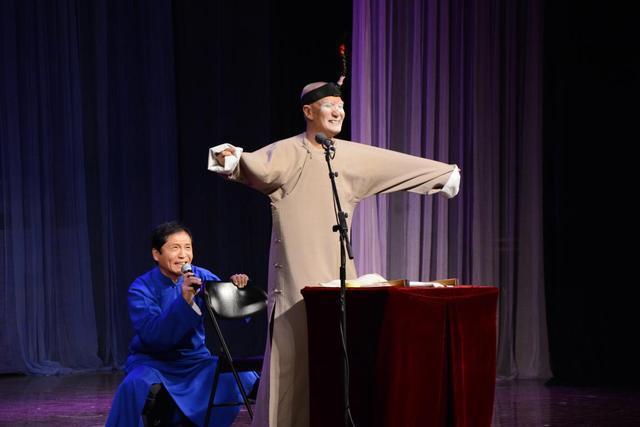 他是老曲艺演员,50岁登春晚演双簧忽然走红,如今已经84岁