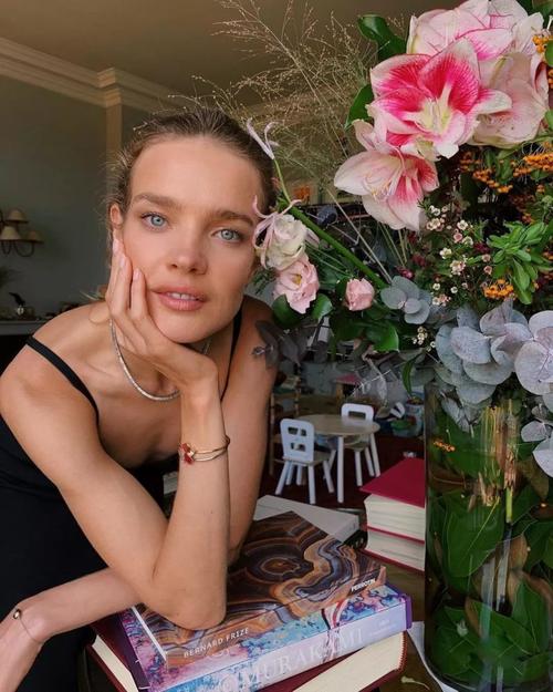 从十几岁进入时尚圈成现代版灰姑娘 ,水果娜要美貌也