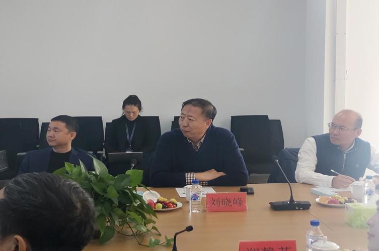 亚泰医药集团董事长兼总裁刘晓峰,亚泰医药集团副总裁冯伟杰带领吉林