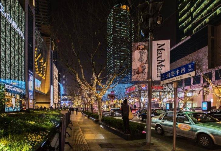 上海一条与南京路齐名的道路,它摩登时尚,是上海品位的象征