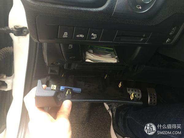 各位看官和少之又少的ds5车主,请看好了,保险丝在这里,撬开你左腿膝盖