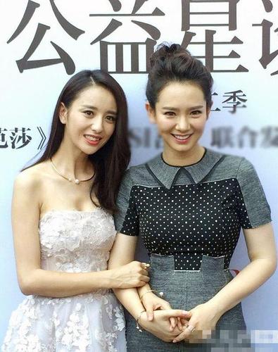 她和戚薇合照,看起来戚薇更加成熟稳重一些,而佟丽娅则显得更加小