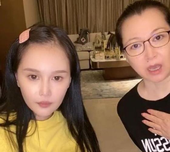 7月10日晚,赵本山女儿球球作为一名带货主播,当晚竟然没有带货反而和