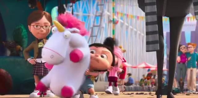 在《神偷奶爸》第一部中,大坏蛋格鲁为了得到缩小机器,领养了孤儿院